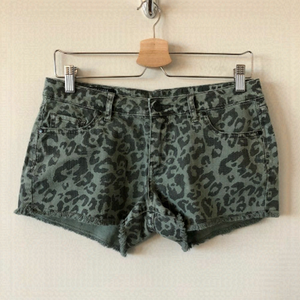 WILLIAM Rast Green Cheetah Raw Hem Short